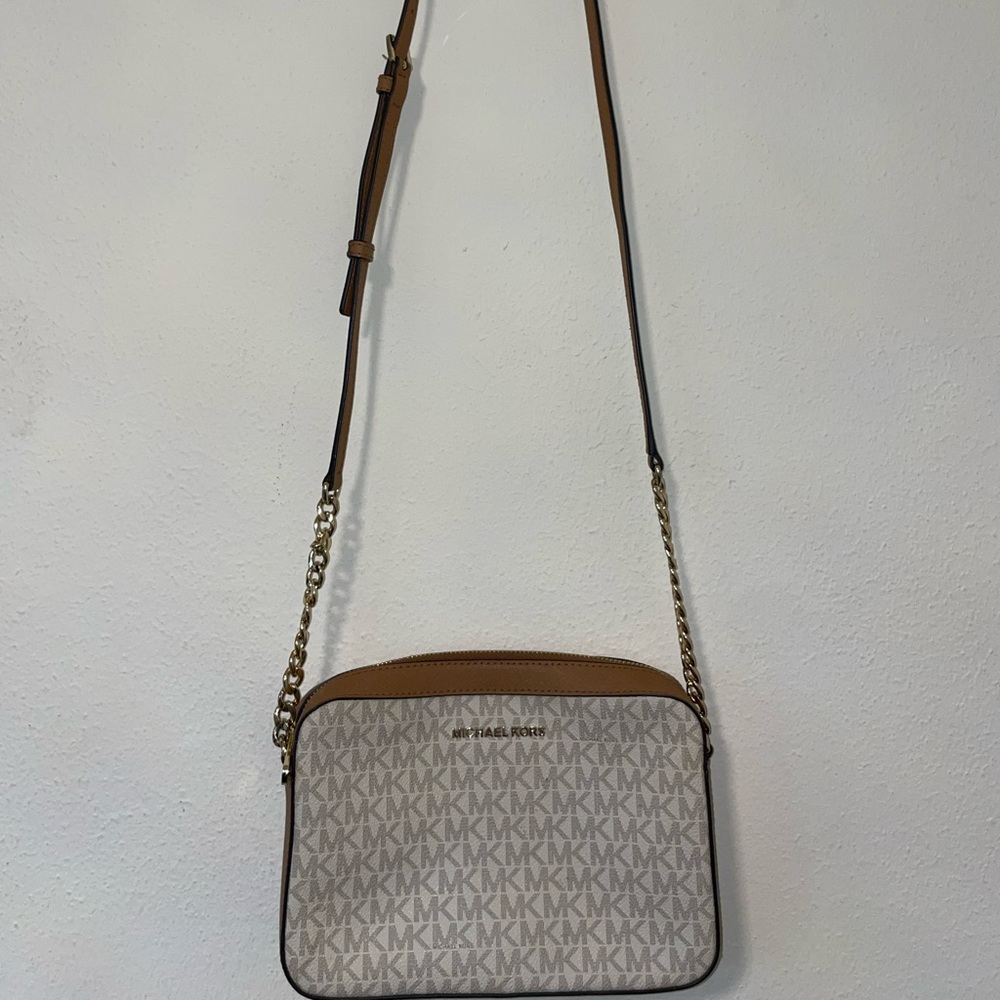 worn once. MK purse. perfect condition